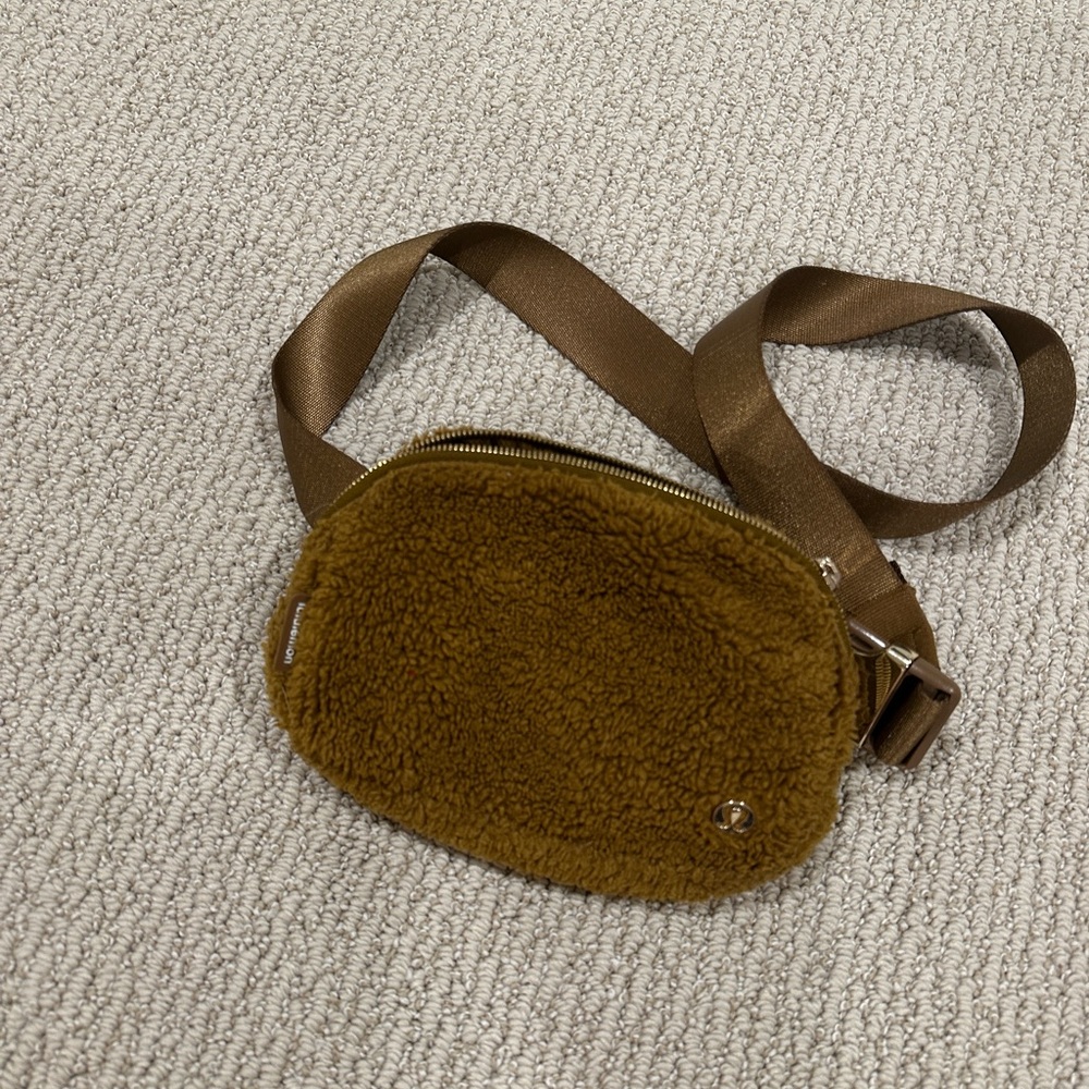 Lululemon Fleece Belt Bag 🤎
